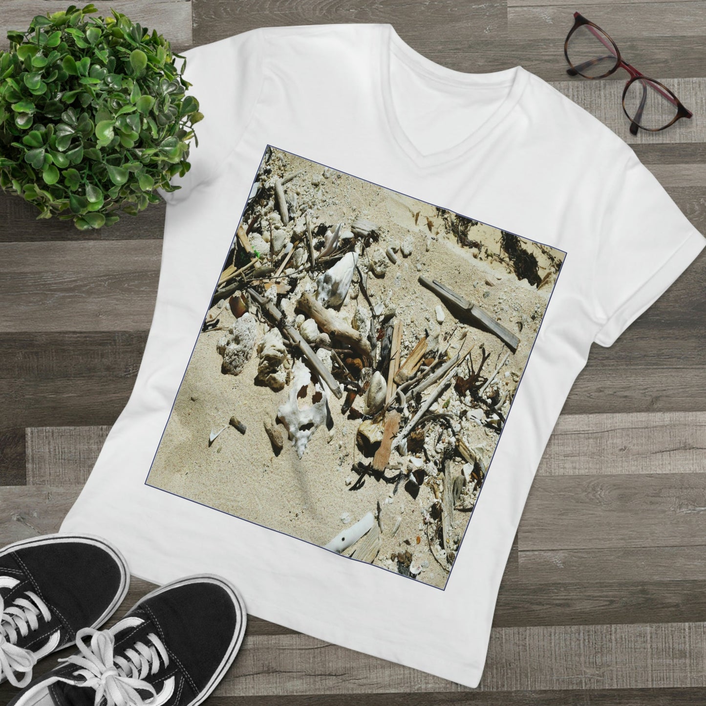 PRINTED in GERMANY for EU - Men’s Presenter V-neck - The remote ISOLATED paradise of Mona Island near Puerto Rico - TIDE seashell's eyc - Green Forest Home