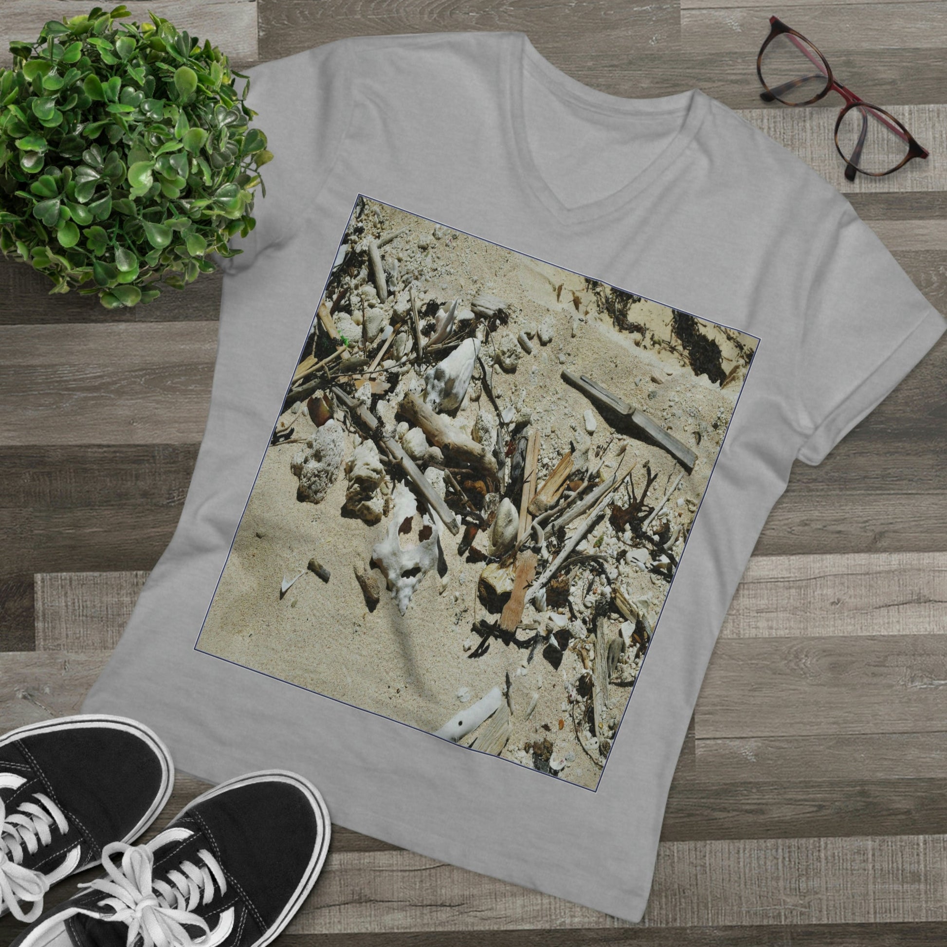 PRINTED in GERMANY for EU - Men’s Presenter V-neck - The remote ISOLATED paradise of Mona Island near Puerto Rico - TIDE seashell's eyc - Green Forest Home