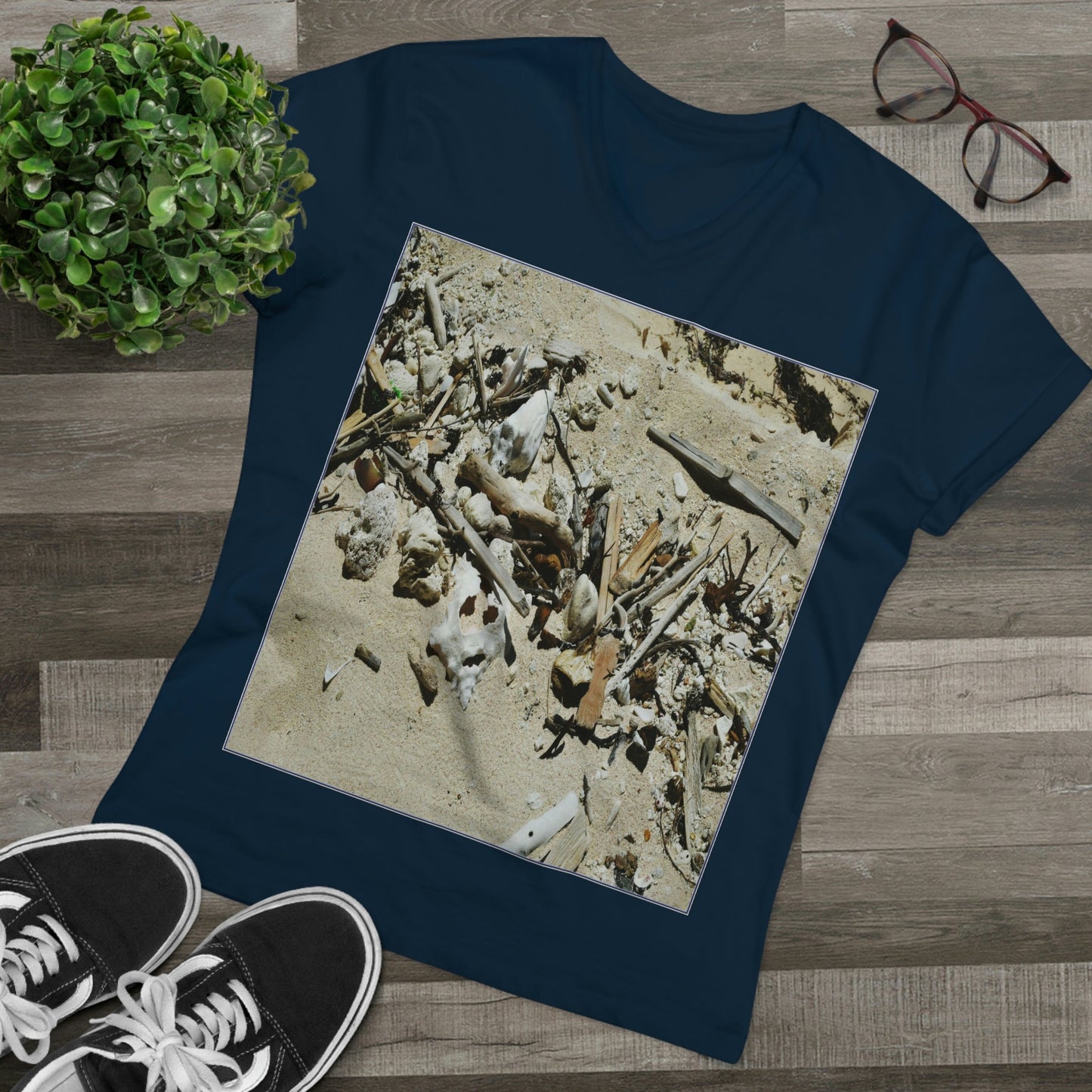 PRINTED in GERMANY for EU - Men’s Presenter V-neck - The remote ISOLATED paradise of Mona Island near Puerto Rico - TIDE seashell's eyc - Green Forest Home