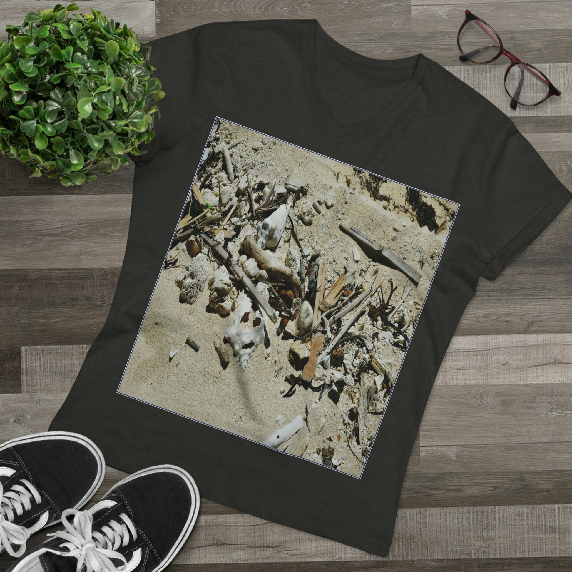 PRINTED in GERMANY for EU - Men’s Presenter V-neck - The remote ISOLATED paradise of Mona Island near Puerto Rico - TIDE seashell's eyc - Green Forest Home